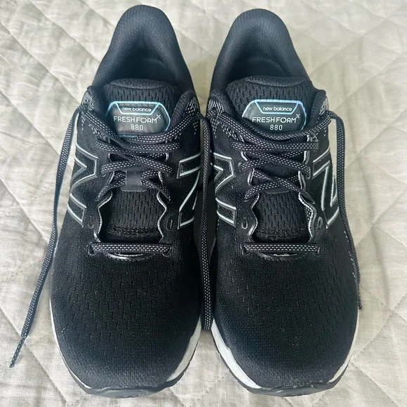 New Balance Fresh Foam 880 v11 Women’s Running Shoes, size 11 👟🖤🤍🩶 - Picture 2 of 7